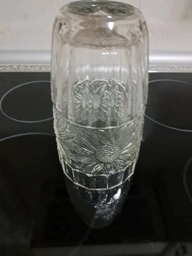 Jarrón de cristal con diseño floral