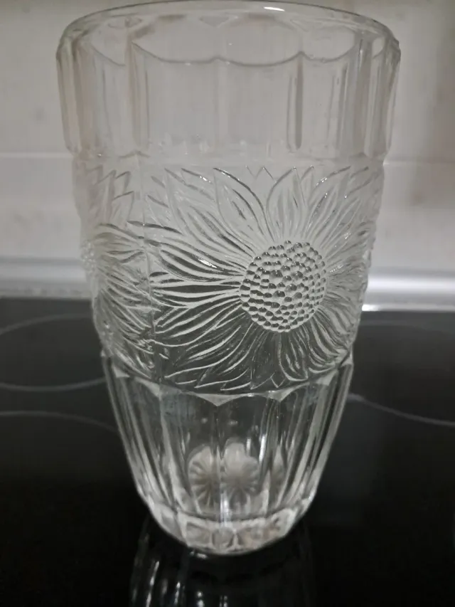 Jarrón de cristal con diseño floral