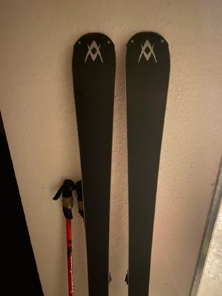 Esquís y funda de esquí