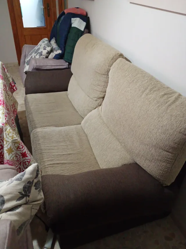 Sofá de tela beige y marrón