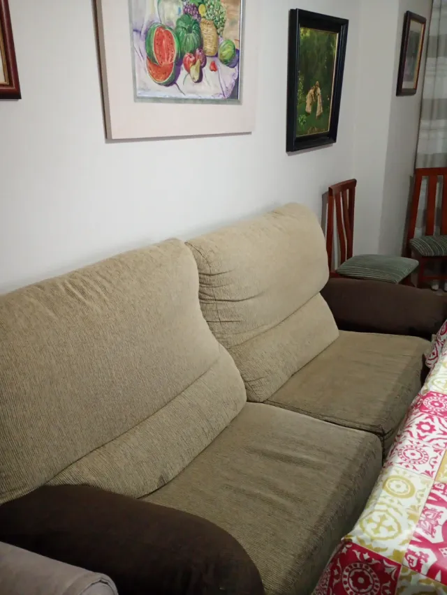 Sofá de tela beige y marrón