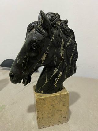 Testa di cavallo in finto marmo