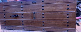 Puerta de madera maciza con herrajes