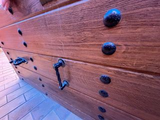 Puerta de madera maciza con herrajes