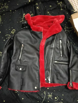 Chaqueta de cuero negra y roja