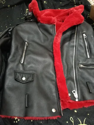 Chaqueta de cuero negra y roja