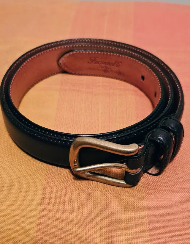 Cinturón vintage de piel negro y hebilla dorada