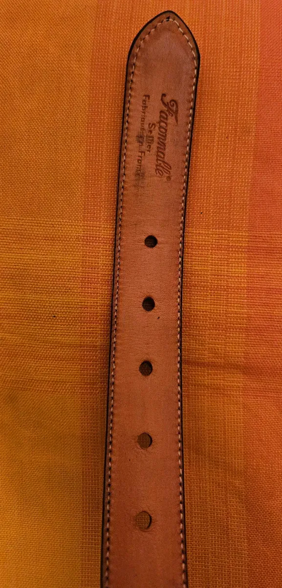 Cinturón vintage de piel negro y hebilla dorada