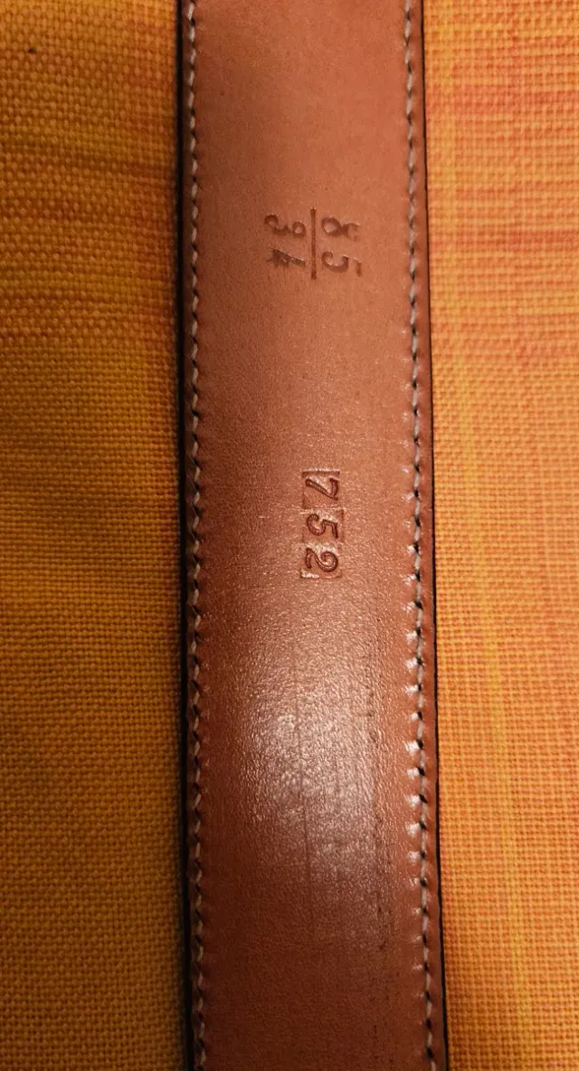 Cinturón vintage de piel negro y hebilla dorada