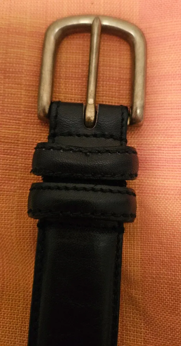 Cinturón vintage de piel negro y hebilla dorada