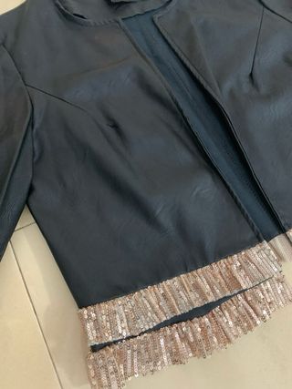 Chaqueta Niu Collection con flecos dorados