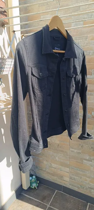 Cazadora vaquera negra es elástica muy cómoda