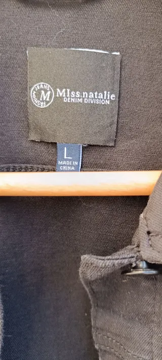 Cazadora vaquera negra es elástica muy cómoda