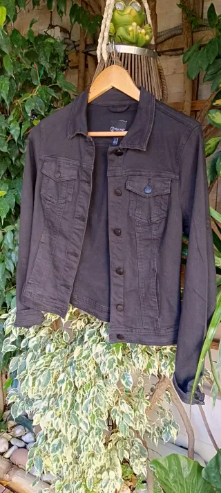 Cazadora vaquera negra es elástica muy cómoda