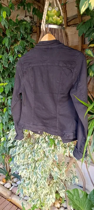 Cazadora vaquera negra es elástica muy cómoda