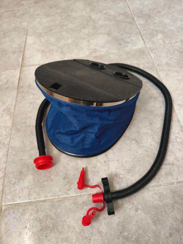 Hinchador de pie Intex azul