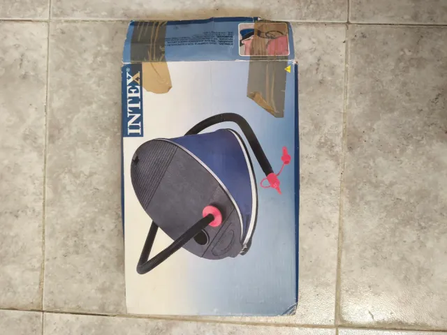Hinchador de pie Intex azul