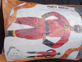 Disfraz de superhéroe rojo y negro