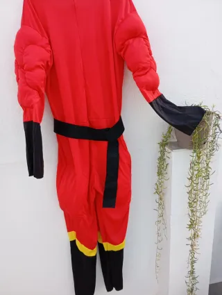 Disfraz de superhéroe rojo y negro