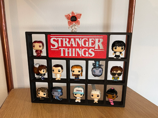 Expositor Stranger Things Kinder joy