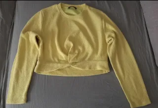 Top amarillo intenso con nudo