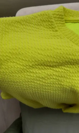 Top amarillo intenso con nudo