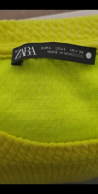 Top amarillo intenso con nudo