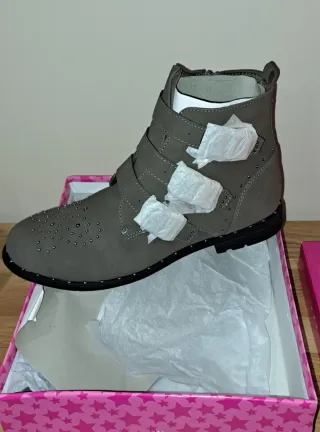 Botín gris con tachuelas y hebillas n°39