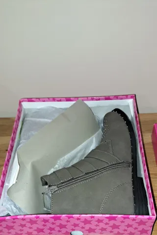 Botín gris con tachuelas y hebillas n°39