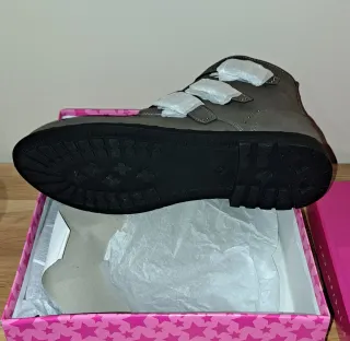 Botín gris con tachuelas y hebillas n°39