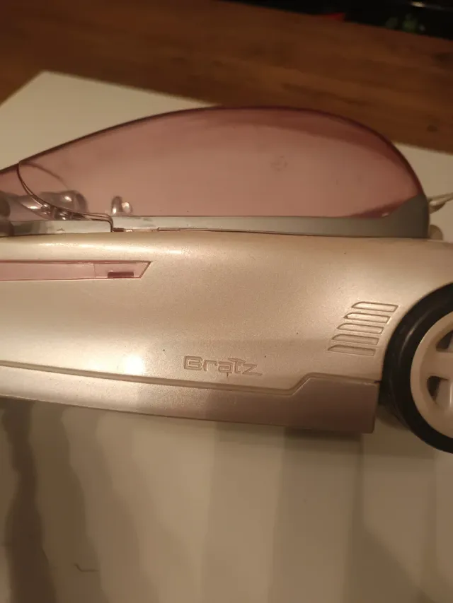 Coche Bratz y Teléfono Barbie