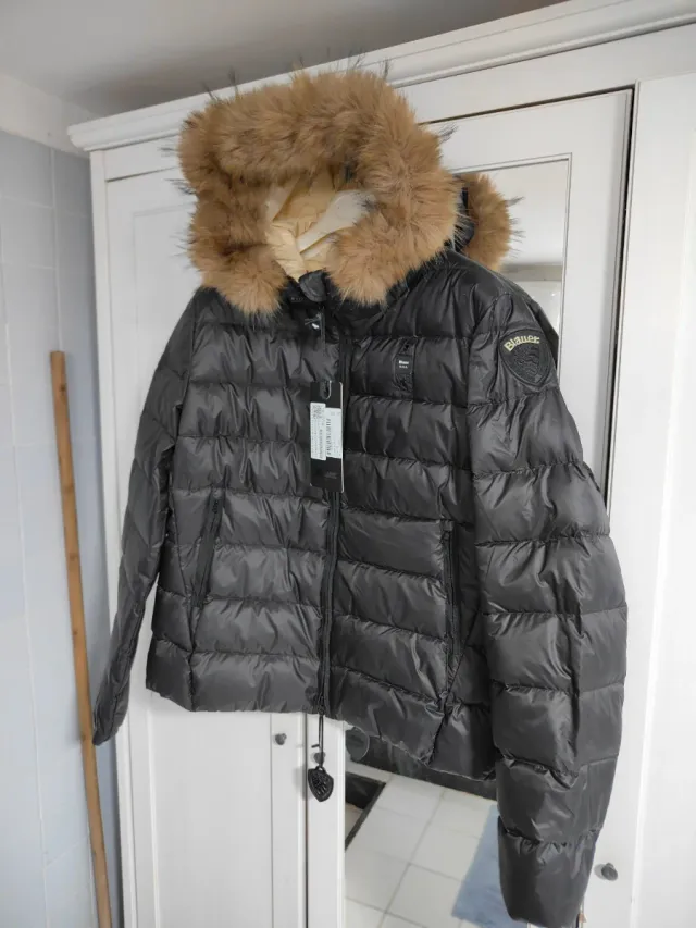 Blauer donna con pelliccia nera