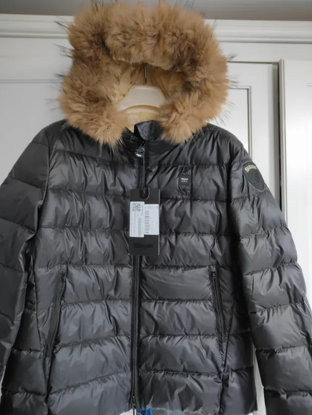 Blauer donna con pelliccia nera