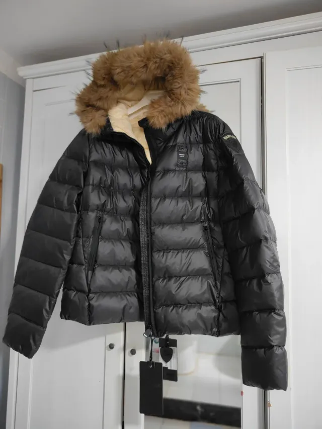 Blauer donna con pelliccia nera