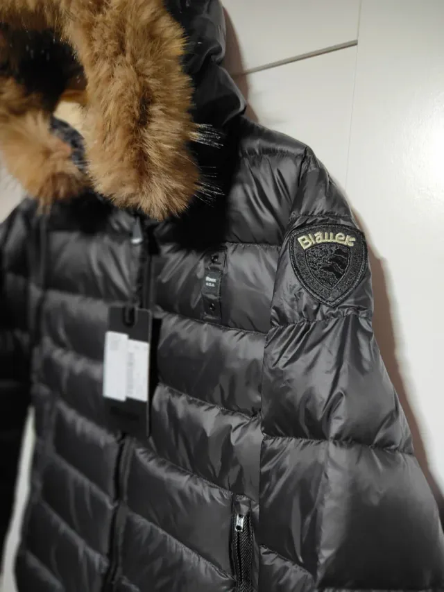 Blauer donna con pelliccia nera