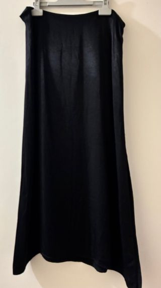 Falda midi satinada negra de Stradivarius