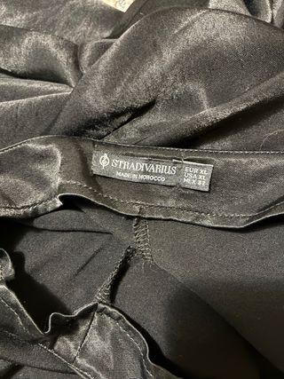 Falda midi satinada negra de Stradivarius