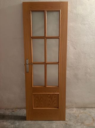 Puerta de madera con cristales