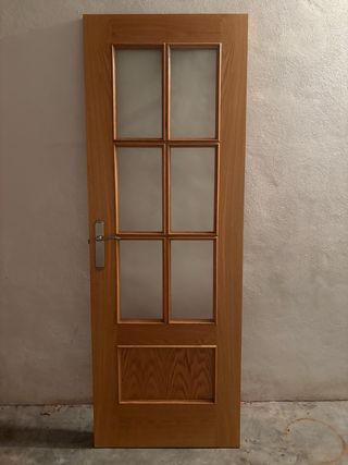 Puerta de madera con cristales
