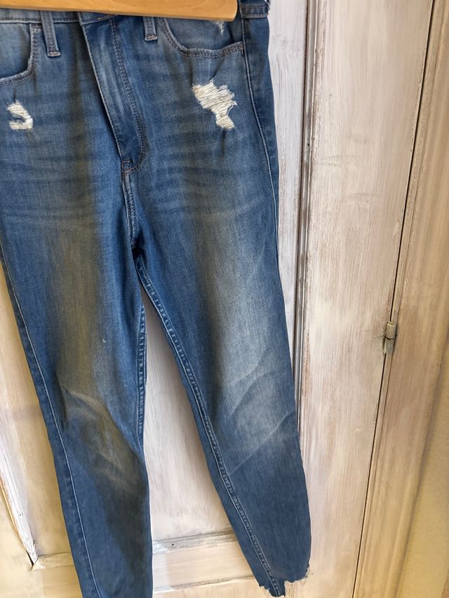 Pantalón vaquero desgastado