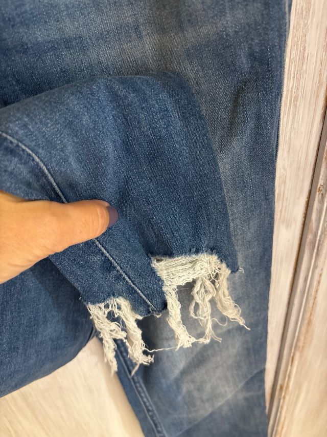 Pantalón vaquero desgastado