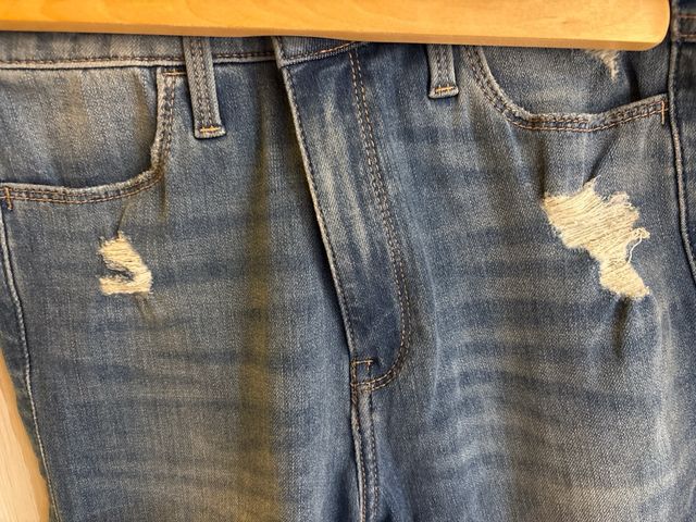 Pantalón vaquero desgastado