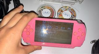 PSP rosa con accesorios, juegos, fundas y cargador