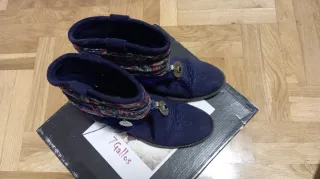 Botines camperos azules con abalorios