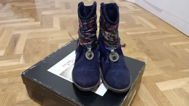 Botines camperos azules con abalorios