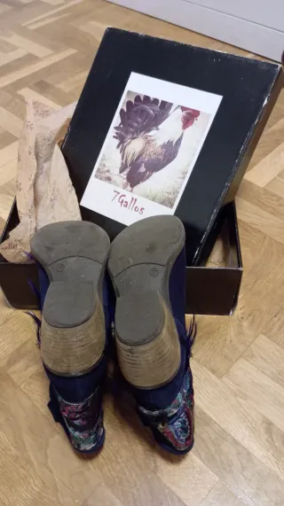 Botines camperos azules con abalorios