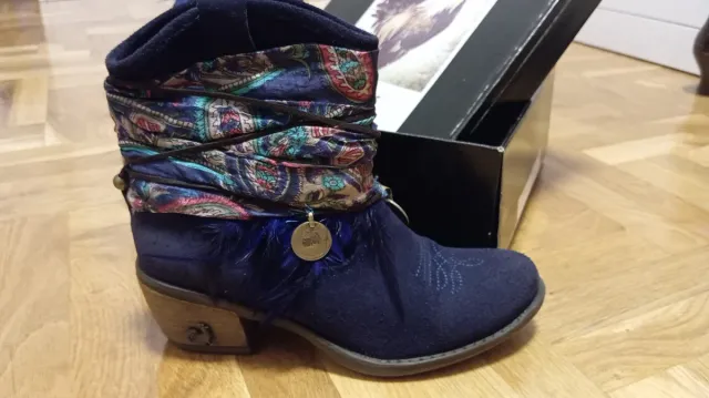 Botines camperos azules con abalorios