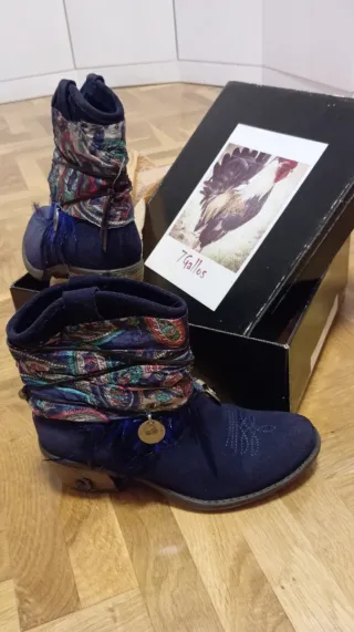 Botines camperos azules con abalorios