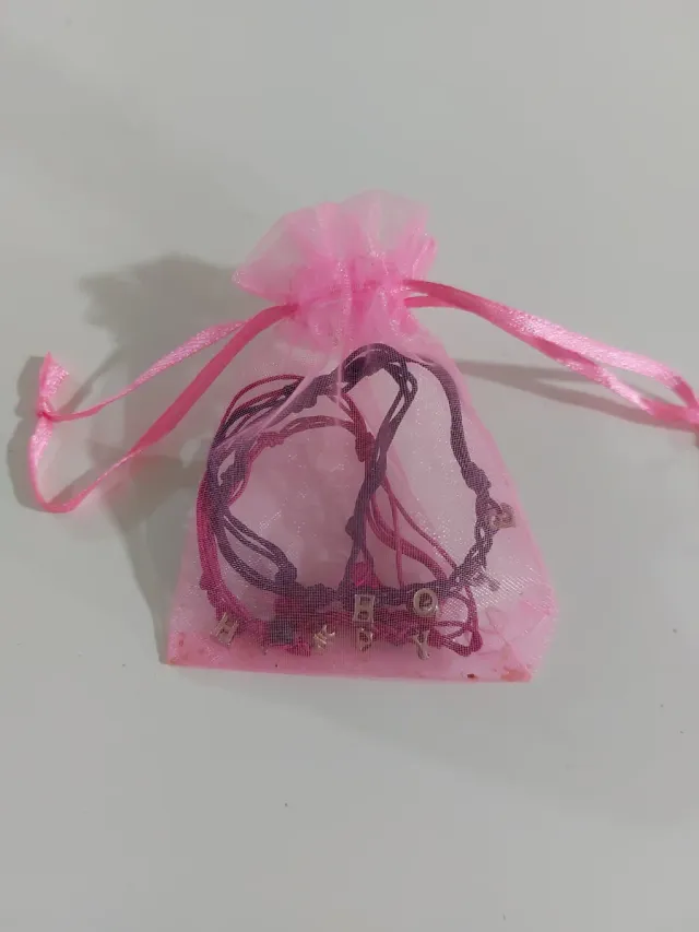 2 Pulseras con letras y abalorios