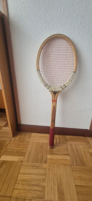 Raqueta de tenis de madera vintage